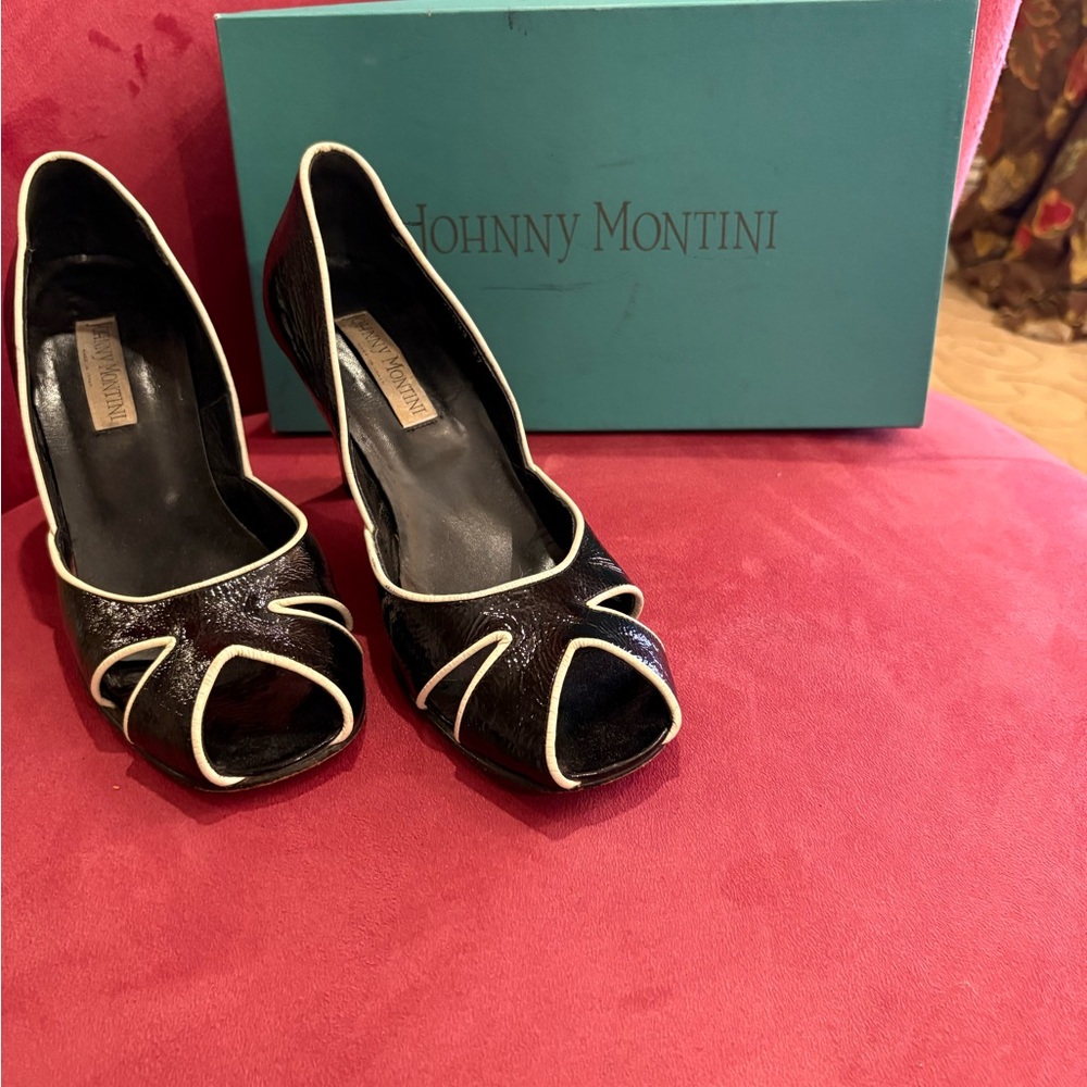 Elegant Black Heels with Decorative Bow